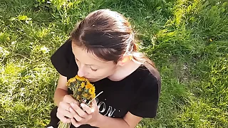 I gave my neighbor flowers, and she thanked me with cunnilingus - Girls shoot off orgasm